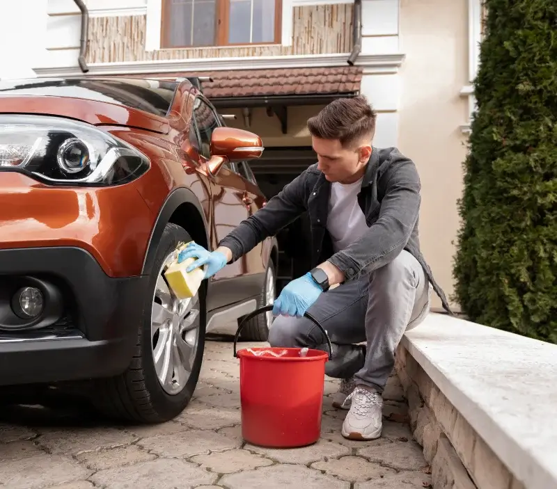 Lavage auto à domicile Saint-Hilaire-sur-Erre : professionnel intervenant sur un véhicule